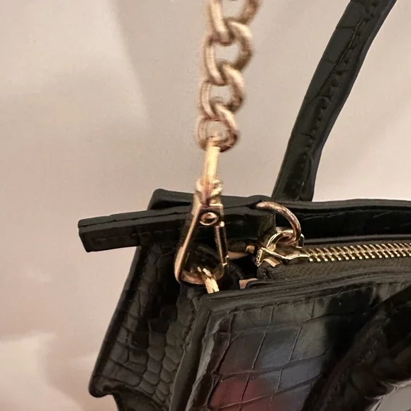 Elegant Dark Green Faux Croc-Embossed Handbag - Picture 3 of 8